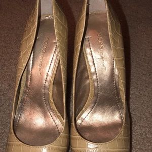 BCBG PUMPS